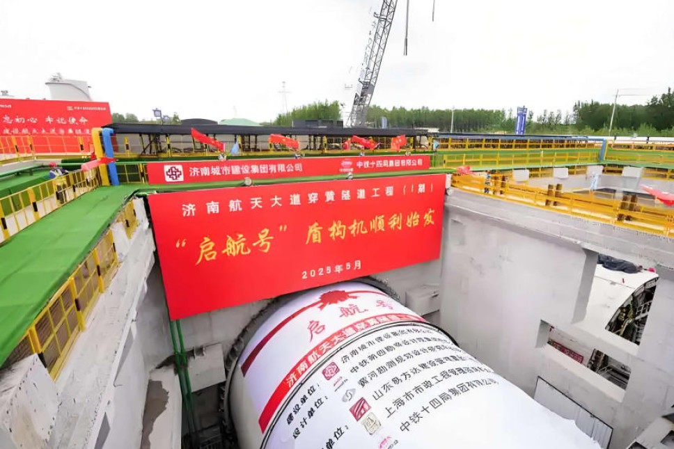 The Aerospace Avenue under construction